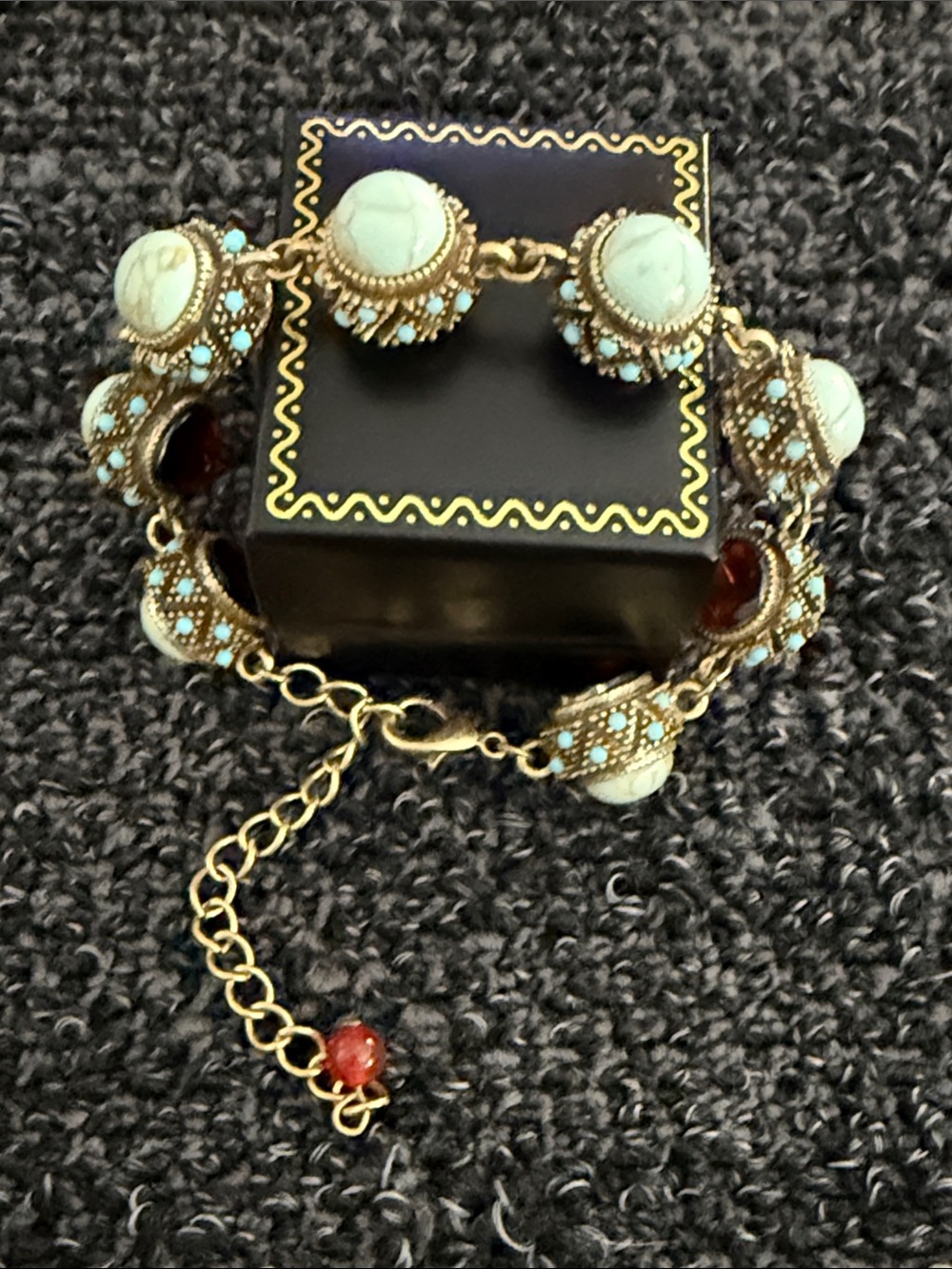 Fashion Jewelry Turquoise and Gold Beaded Bracelet with Red Accent
